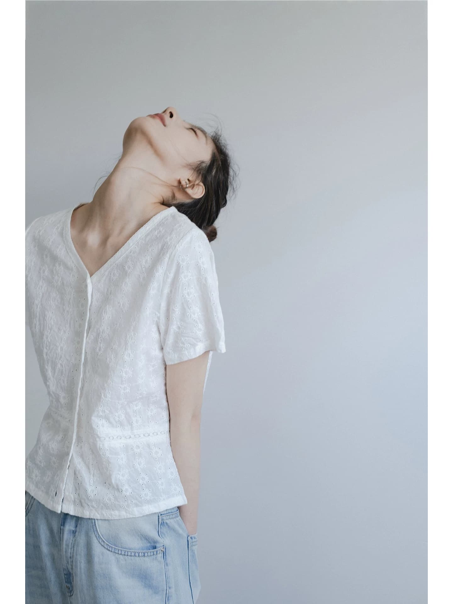절묘한 물 용해 레이스 오픈 가디건 슬림해 보이는 V넥 긍정적 인 어깨 허리 수축 다용도 쇼트 스타일 순면 화이트 반팔 작은 셔츠 여성 여름