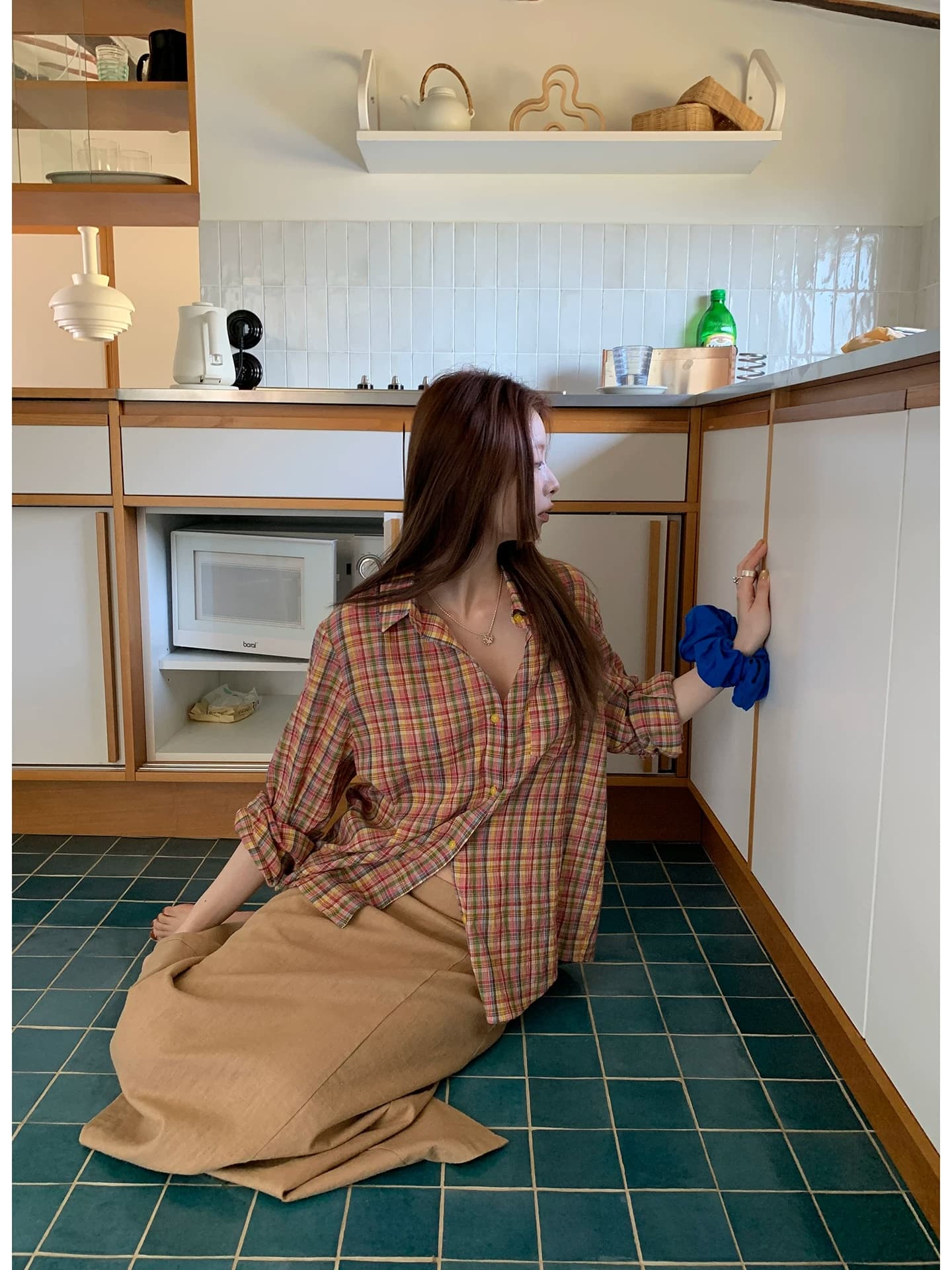 helloooeat 한국 스타일 색상 주름 체크무늬 여성 셔츠 레트로 루즈핏 싱글 줄 버튼 폴로 칼라 긴팔 재킷 상세 이미지 4