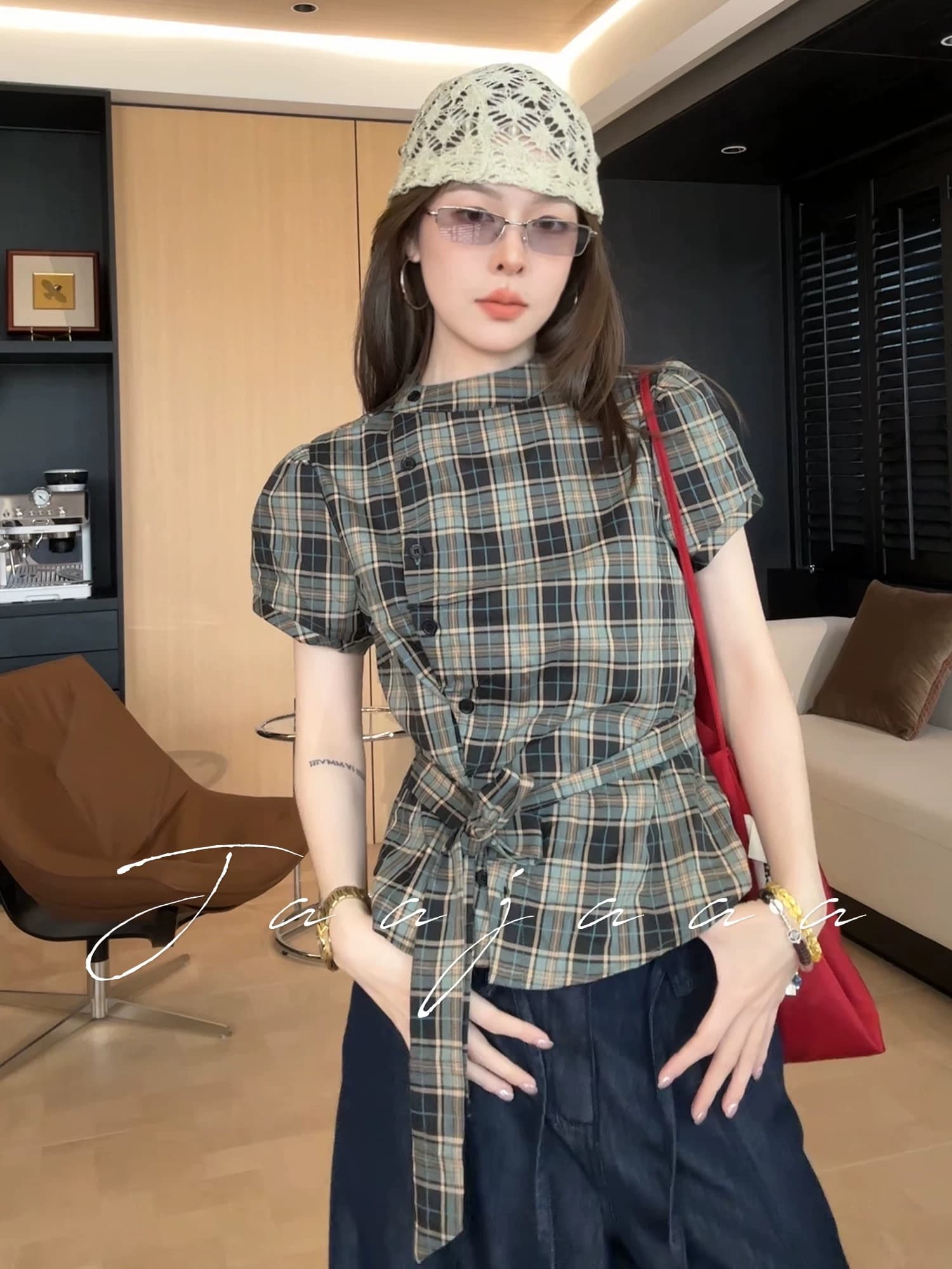 jaajaaa 하트 비트 즉시 레트로 우아한 체크무늬 착용 가져 가라. 비대칭 레이스업 허리 수축 스탠드 칼라 반팔 셔츠 상세 이미지 3