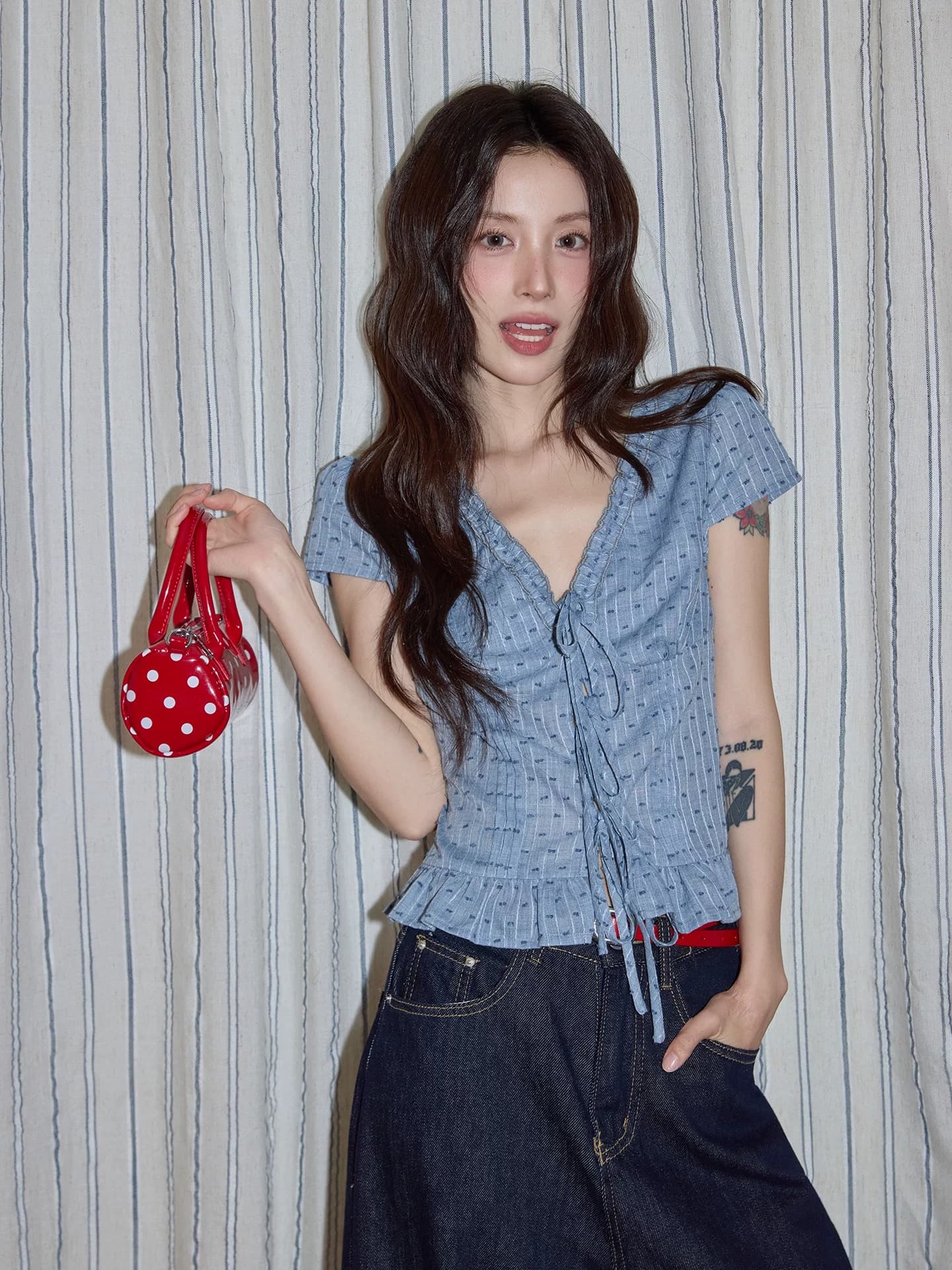 시끄러운 홈 한 부서 파란색 프릴 펌프 로프 여성 셔츠 2026 여름 고급 도트 무늬 V넥 몸매 가꾸기 반팔 맨위 상세 이미지 1