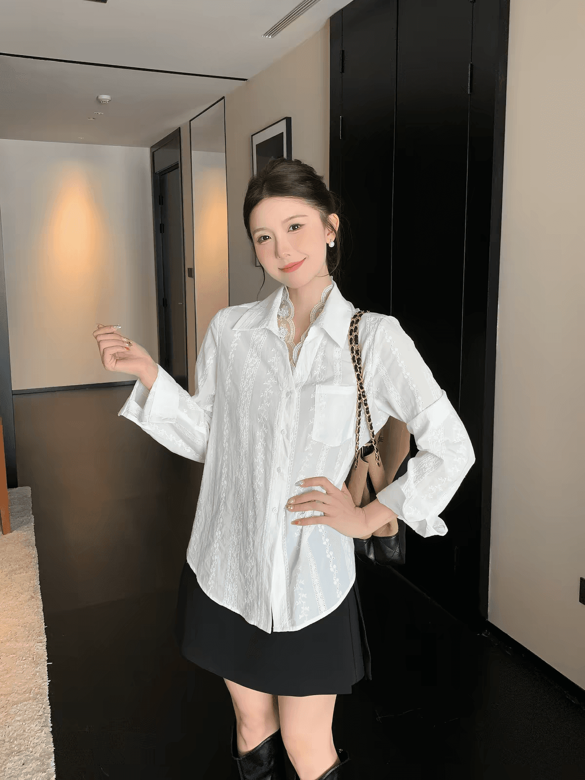 shaoer 화이트 구름 이른 가을 작은 폴로 칼라 긍정적 인 어깨 홀로우 아웃 자수 싱글 줄 버튼 루즈핏 셔츠 상세 이미지 5