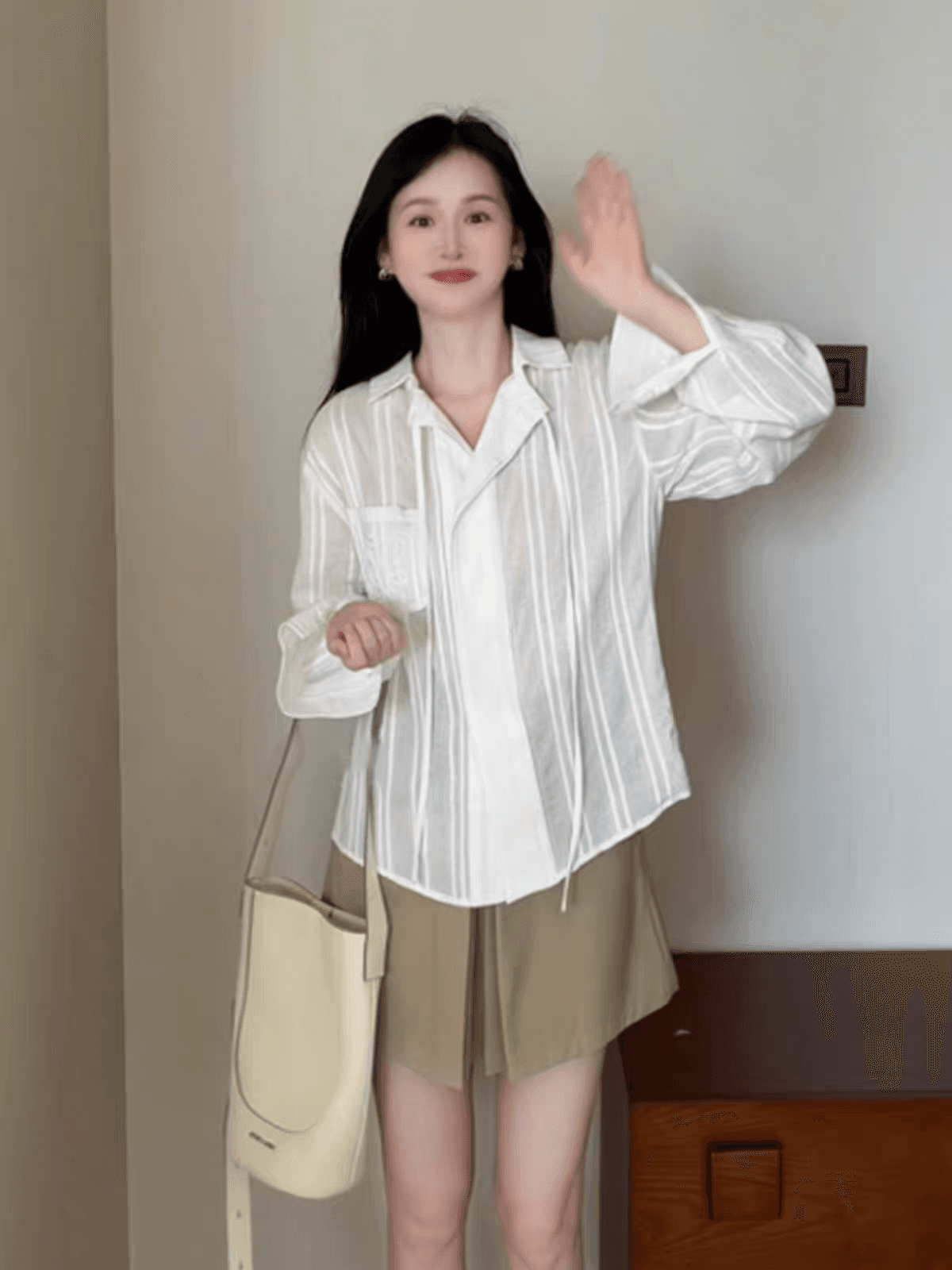 루즈핏 자외선 차단 긴팔 베이지 색 셔츠 맨위 2026 이른 가을 새로운 디자인 센스 자이언트 잘 생긴 작은 셔츠 셔츠 여성 이미지 3
