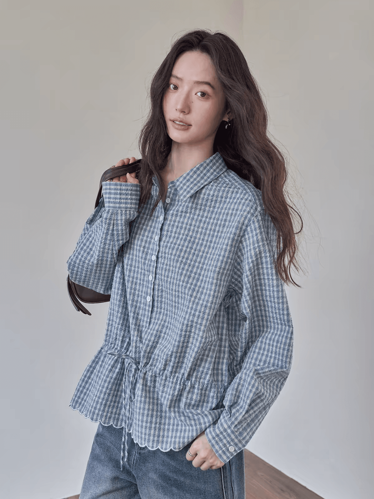 1313 블루 화이트 작은 체크무늬 질감 레이스 펌프 로프 허리 수축 슬림해 보이는 셔츠 상세 이미지 3