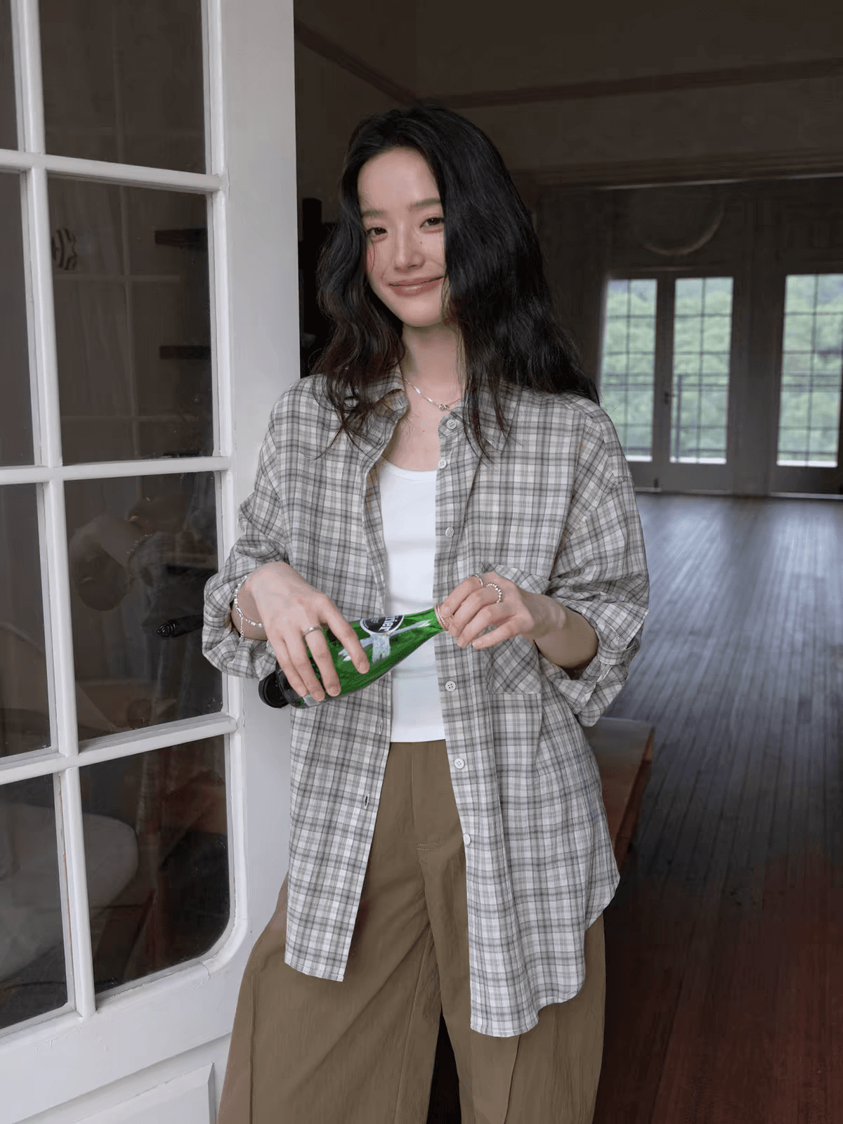 레트로 회색 커피 그리드 아마 캐주얼 폴로 칼라 주머니 여성 여름 긴팔 루즈핏 슬림해 보이는 자외선 차단 셔츠 이미지 4