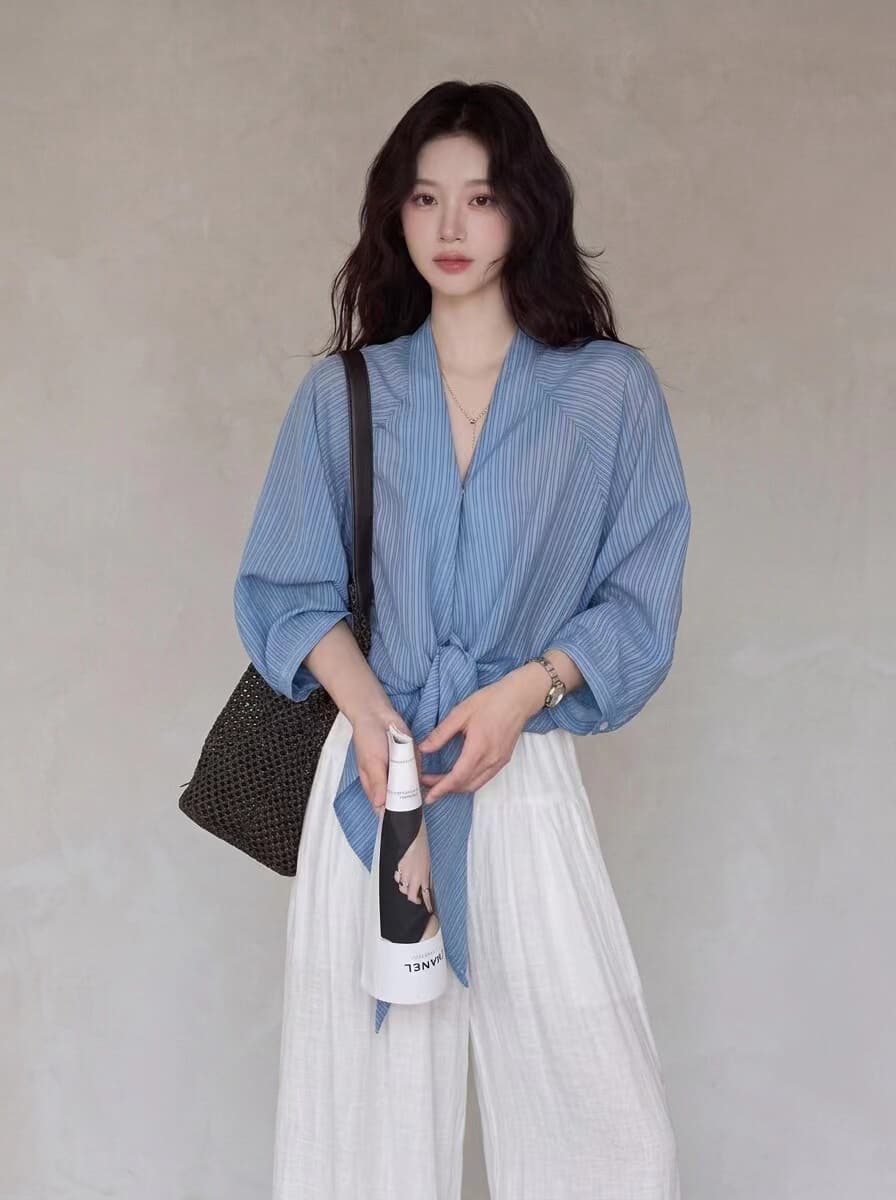 한 부서 디자인 센스 파란색 스트라이프 V넥 여성 셔츠 2026 이른 가을 십자가 허리 수축 레이스업 슬림해 보이는 출퇴근 맨위 상세 이미지 1