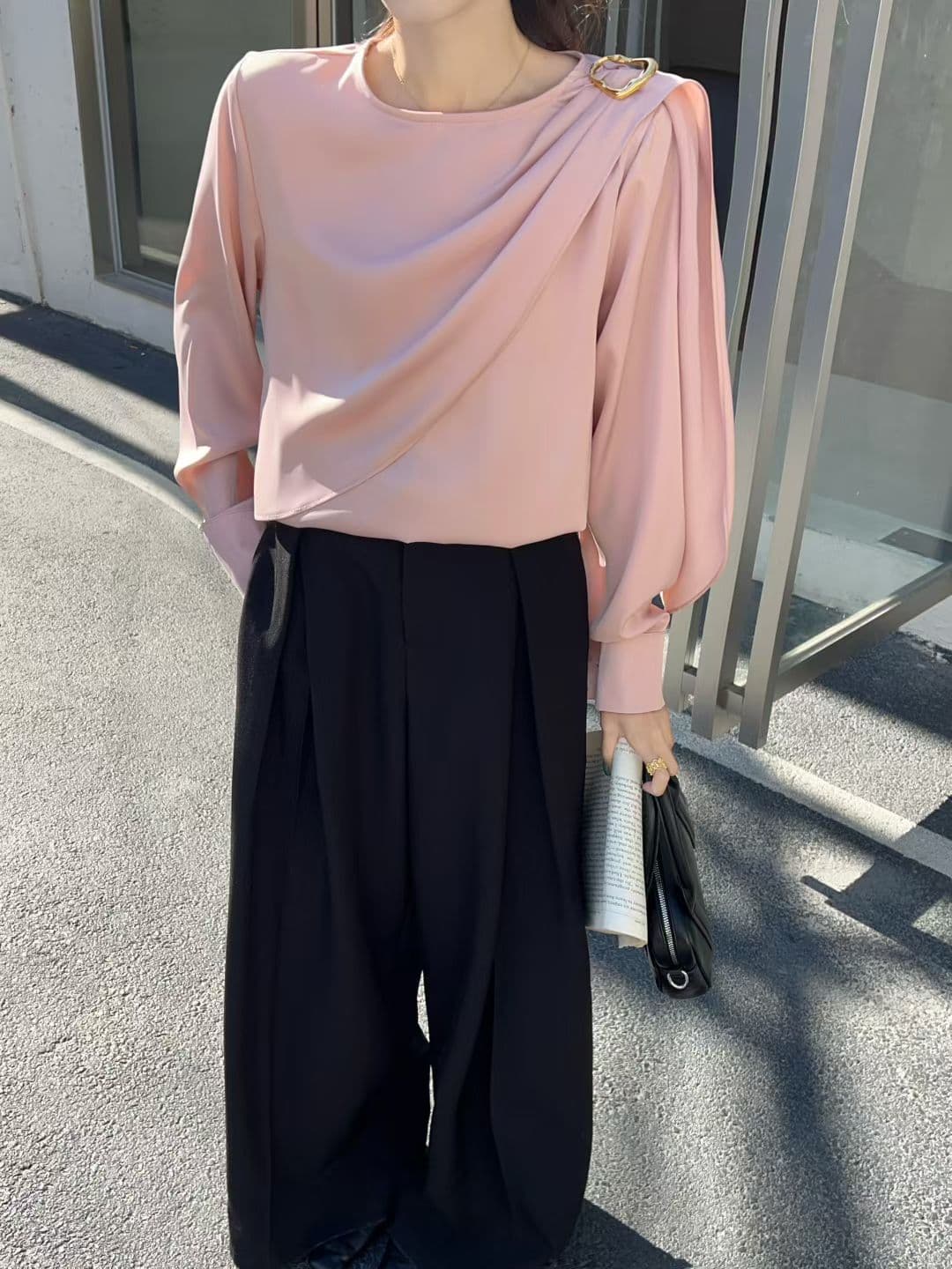 wangxo 부드러운 빛 실크 미끄러짐 양면 공단 중복 가져 가라. 조각 금속 袢 수공 핀치 Pleat 리본 루즈핏 셔츠 상세 이미지 9