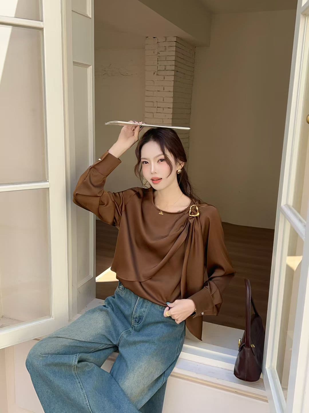 wangxo 부드러운 빛 실크 미끄러짐 양면 공단 중복 가져 가라. 조각 금속 袢 수공 핀치 Pleat 리본 루즈핏 셔츠 상세 이미지 11
