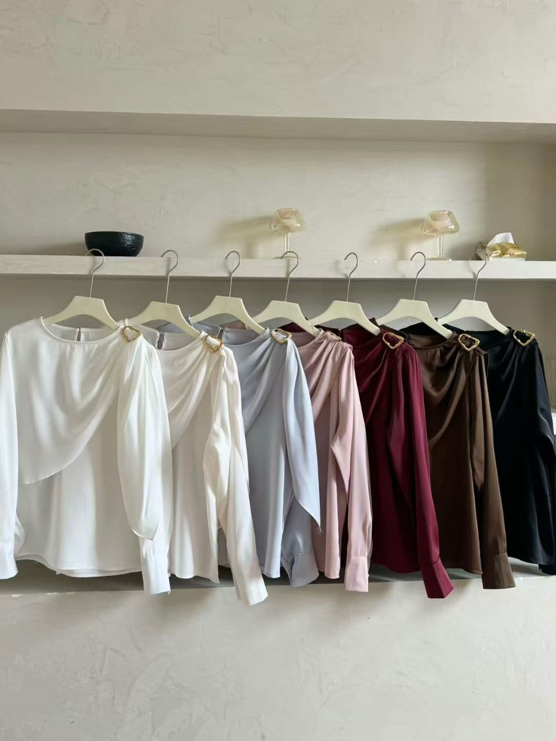wangxo 부드러운 빛 실크 미끄러짐 양면 공단 중복 가져 가라. 조각 금속 袢 수공 핀치 Pleat 리본 루즈핏 셔츠 상세 이미지 21