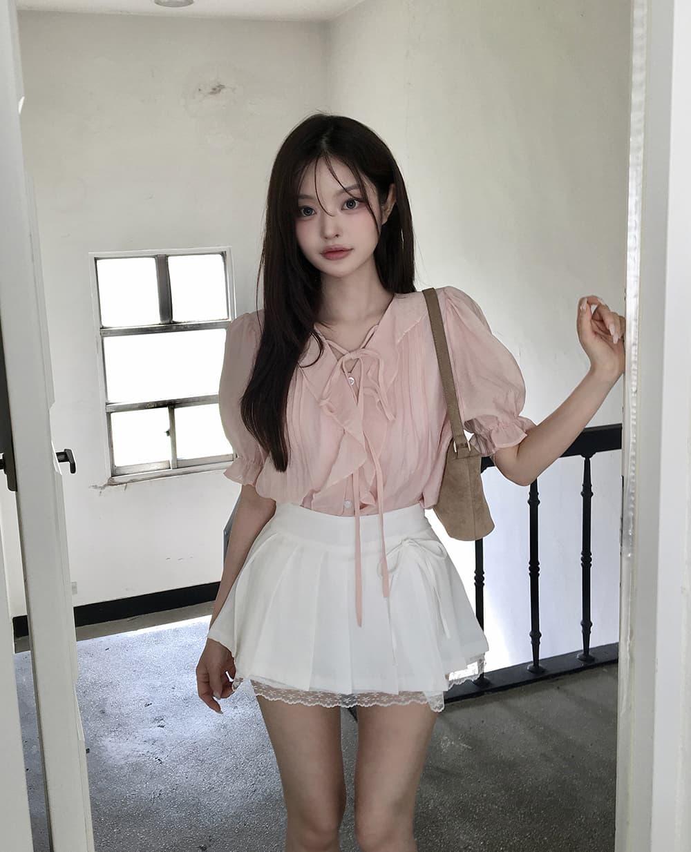 여름 프랑스식 달콤함 낭만주의 연령 감소 프릴 물결무늬 칼라 플리츠 레이스업 마이크로 ~을 통해 이중층 반팔 여성 셔츠 상세 이미지 3