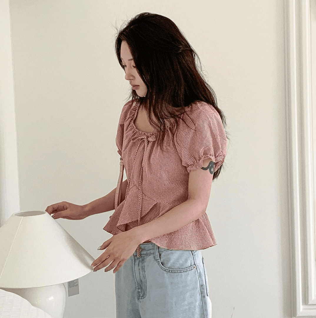 여름 한 바람 디자인 센스 오프숄더 레이스업 거품 소매 체크무늬 프릴 반팔 셔츠 맨위 여성 상세 이미지 9