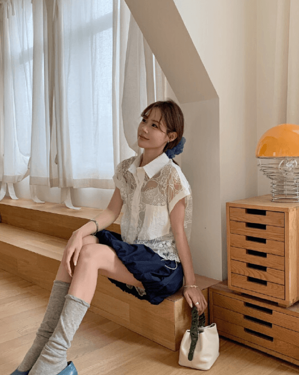 여름 새로운 패션 한국 동대문 홀로우 아웃 투명 허리 수축 품격 가을 어깨 소매 레이스 셔츠 여성 코디 슬립 상세 이미지 3