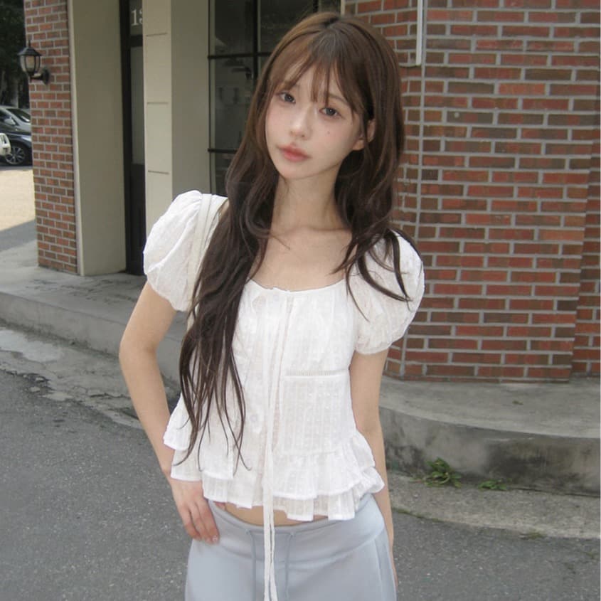 여름 한국 스타일 페이크 레이어드 질감 센스 프릴 밑단 거품 소매 레이스 업 셔츠 광장 칼라 슬림해 보이는 맨위 여성 이미지 3