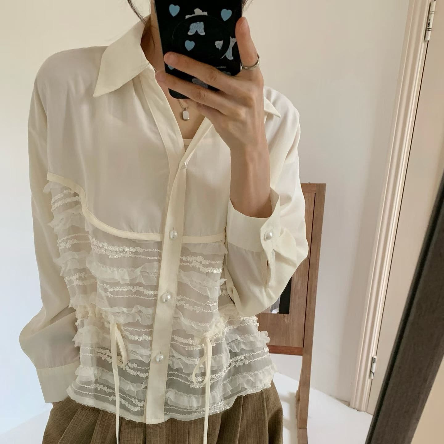 한국 동대문 조기 가을 의상 새로운 폴로 칼라 레이스 조각 다중 레이어 프릴 레이스업 긴팔 진주 버클 셔츠