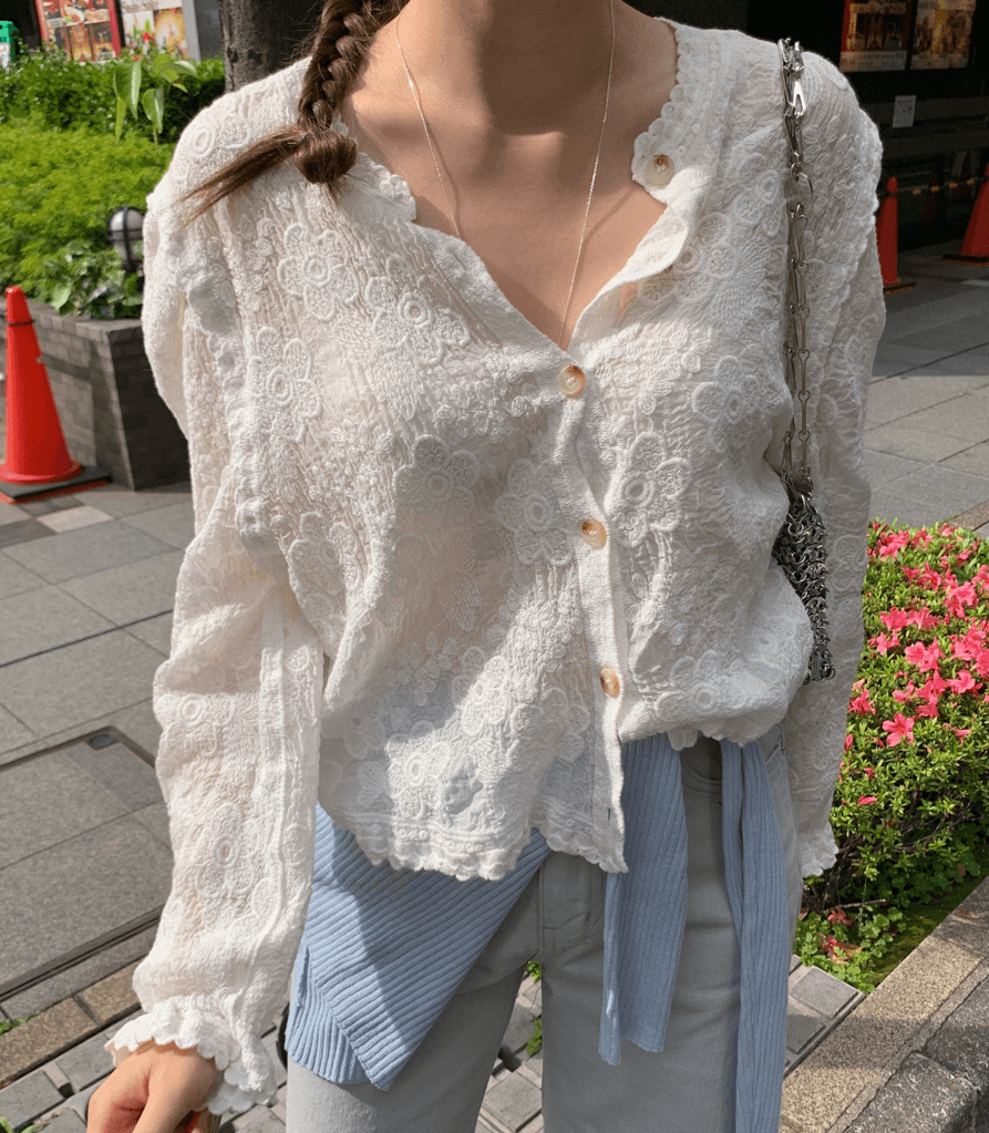 가을 새로운 한국 스타일 숙녀 작은 대중 디자인 센스 무거운 작업 꽃 자수 레이스 셔츠 나팔 소매 긴팔 셔츠 여성