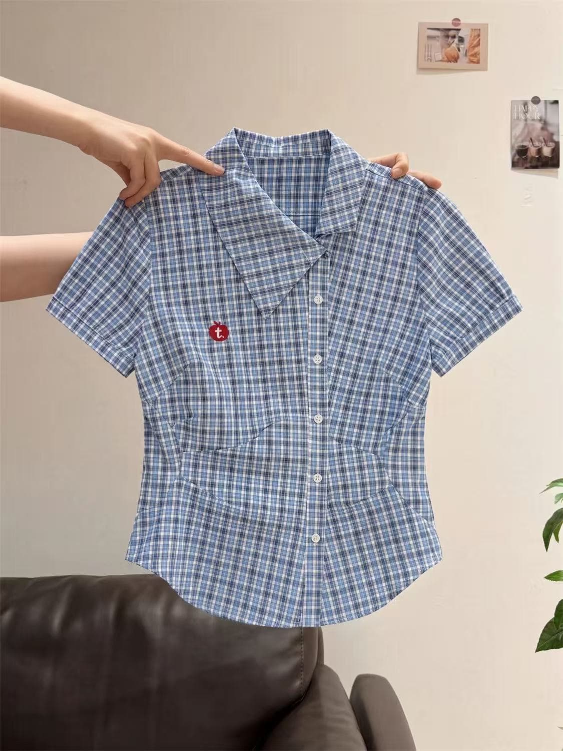 아메리칸 레트로 비스듬한 칼라 체크무늬 애플 자수 여성 셔츠 여름 디자인 센스 작은 대중 몸매 가꾸기 슬림해 보이는 반팔 맨위 이미지 3