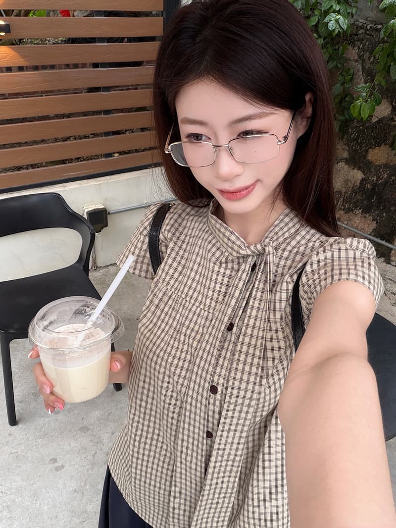 실사 2026 여름 새로운 스탠드 칼라 레이스업 체크무늬 작은 날다 소매 여성 셔츠 디자인 센스 작은 대중 Chic 맨위 상세 이미지 2