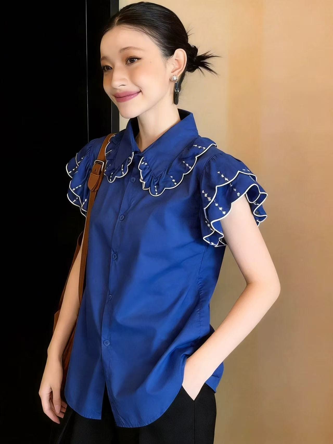 부드러운 바람 명시적 스티치 장식 베이비 칼라 반팔 여성 셔츠 2026 여름 새로운 연꽃 잎 소매 슬림해 보이는 디자인 맨위 이미지 2