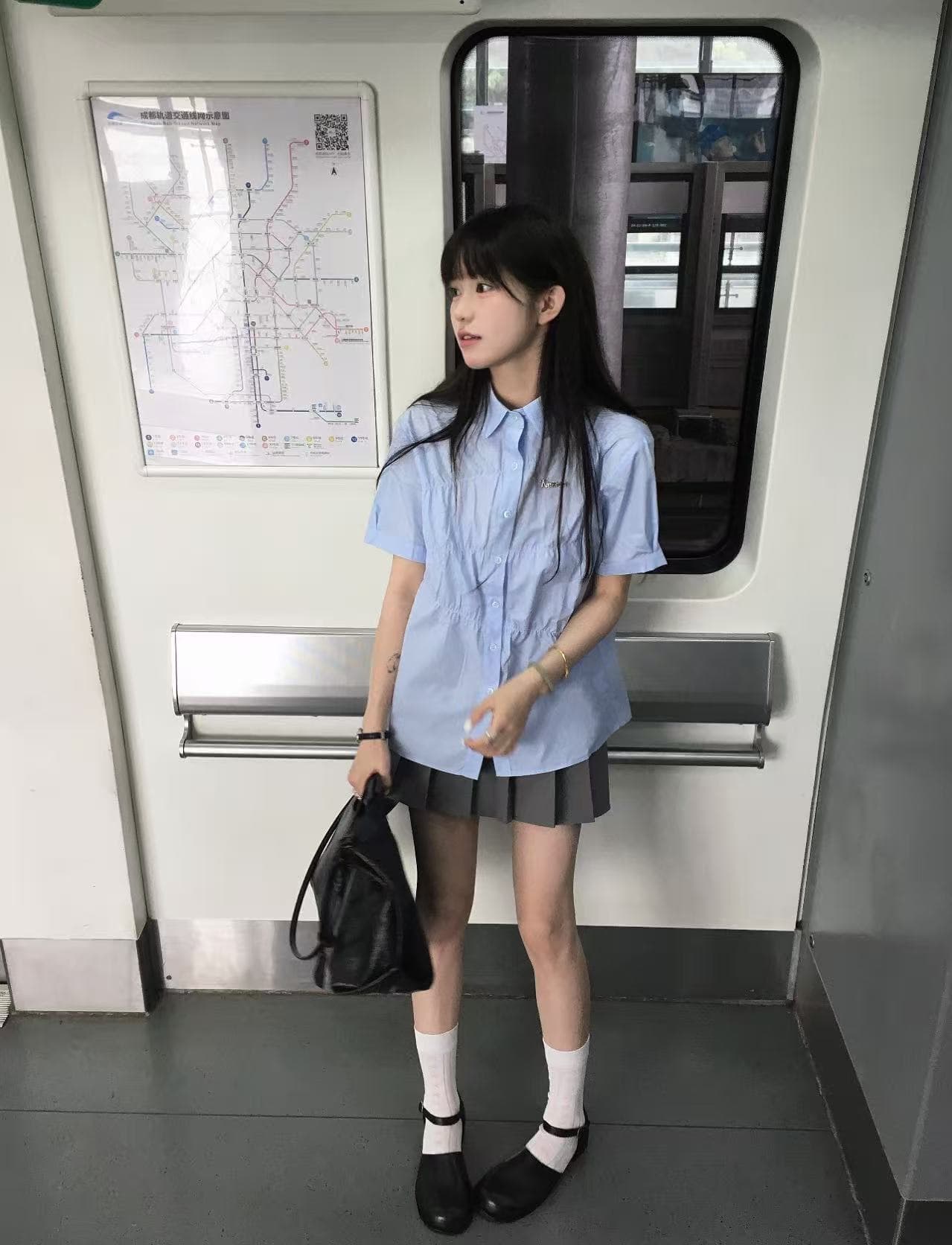 파란색 반팔 여성 셔츠 여름 학원 스타일 달콤함 루즈핏 단색 셔츠 한 부서 고급 센스 주름 맨위 트렌디 이미지 2