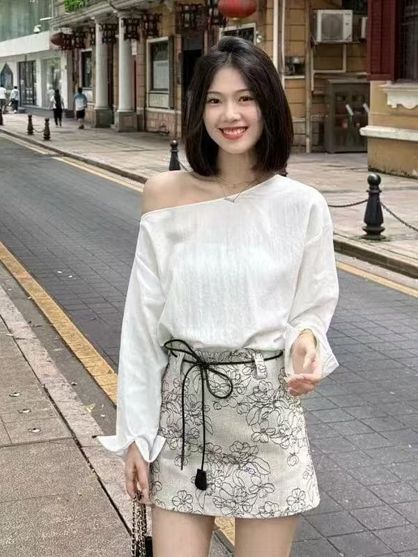 프랑스식 불규칙 비스듬한 어깨 긴팔 여성 셔츠 2026 봄 새로운 루즈핏 오프숄더 디자인 센스 셔츠 맨위
