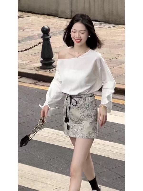 프랑스식 불규칙 비스듬한 어깨 긴팔 여성 셔츠 2026 봄 새로운 루즈핏 오프숄더 디자인 센스 셔츠 맨위 상세 이미지 4