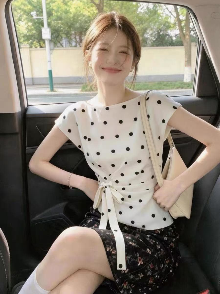 2026 슈퍼 화재 연령 감소 도트 무늬 반팔 티셔츠 셔츠 여성 의류 여름 착용 가져 가라. 특별 아름다운 꼬집기 허리 스트랩 맨위 상세 이미지 2
