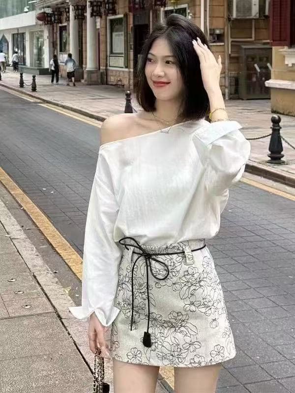프랑스식 불규칙 비스듬한 어깨 긴팔 여성 셔츠 2026 조기 가을 새로운 루즈핏 오프숄더 디자인 센스 셔츠 맨위 이미지 2