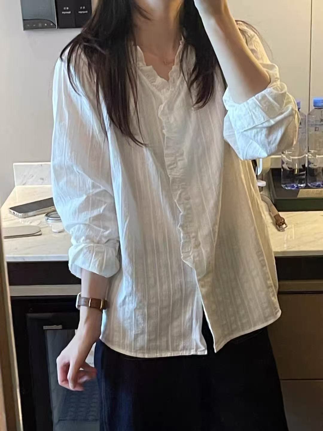 일상 출퇴근 루즈핏 슬림해 보이는 V넥 긴팔 여성 셔츠 가을 섹션 작은 대중 디자인 센스 프릴 화이트 맨위