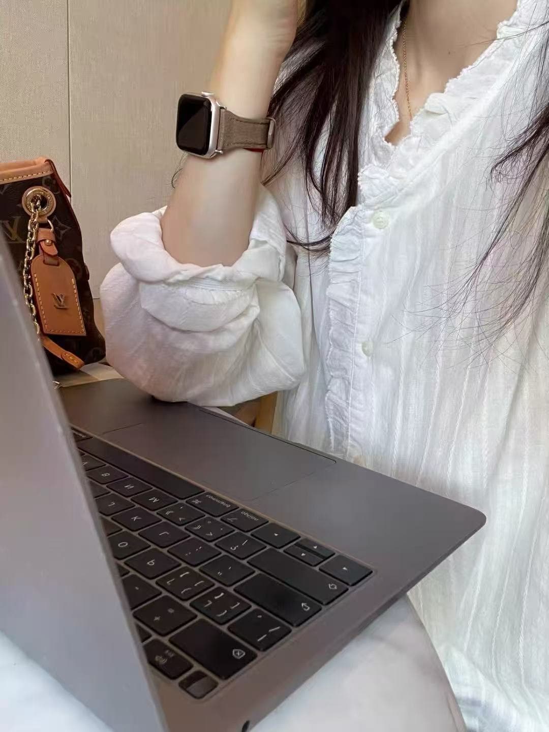 일상 출퇴근 루즈핏 슬림해 보이는 V넥 긴팔 여성 셔츠 가을 섹션 작은 대중 디자인 센스 프릴 화이트 맨위 상세 이미지 3
