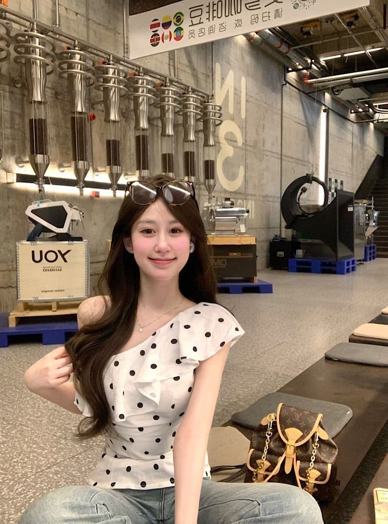 차가운 실크 코튼 2026 년 여름 프랑스식 프릴 도트 무늬 비스듬한 어깨 민소매 조끼 여성 여름 몸매 가꾸기 핫걸 맨위 상세 이미지 2