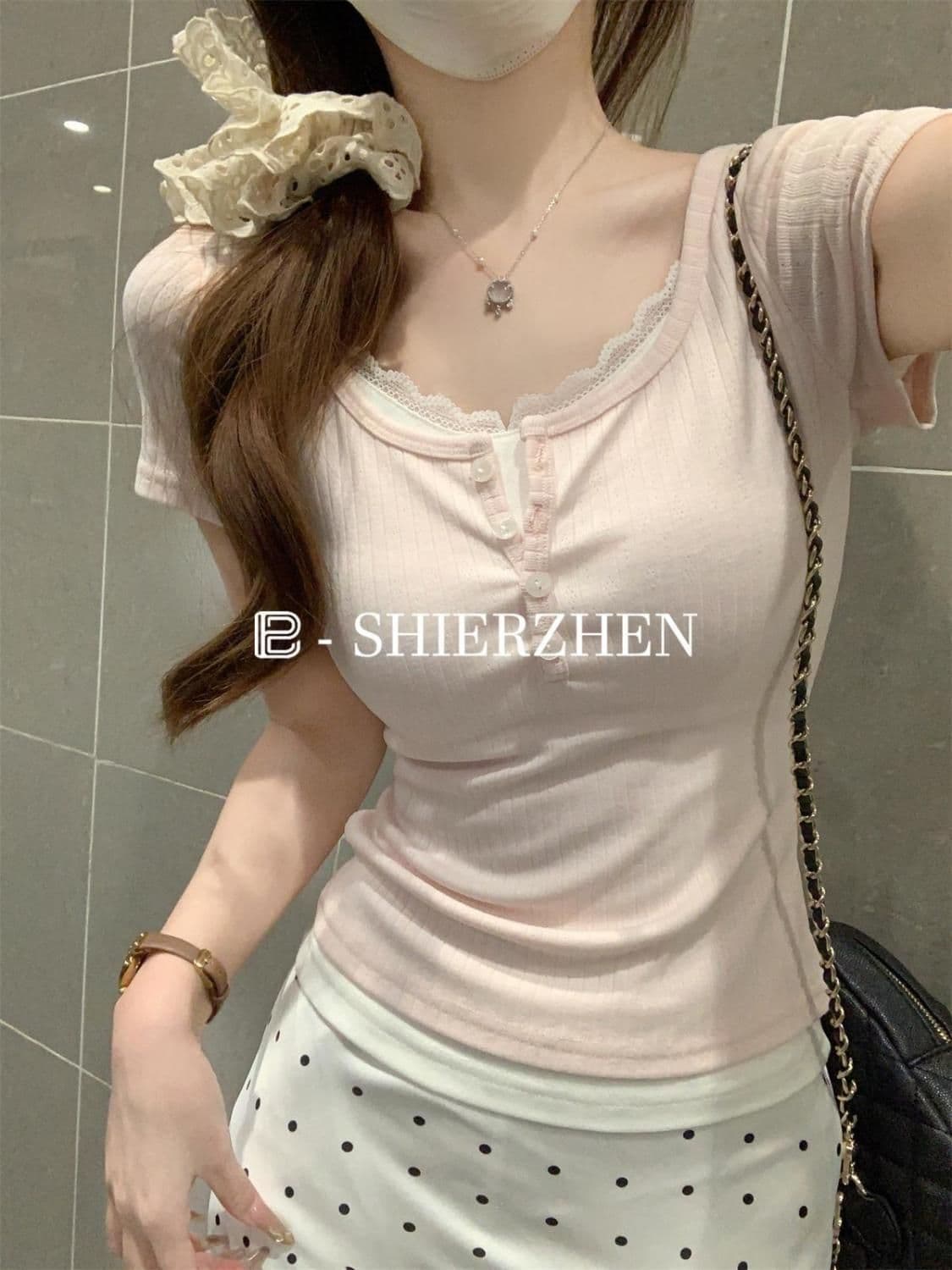 2026 년 여름 새로운 레이스 측면 꽃무늬 반팔 티셔츠 여성 페이크 레이어드 패치워크 순수한 욕망 바람 핫걸 몸매 가꾸기 쇼트 스타일 상세 이미지 7