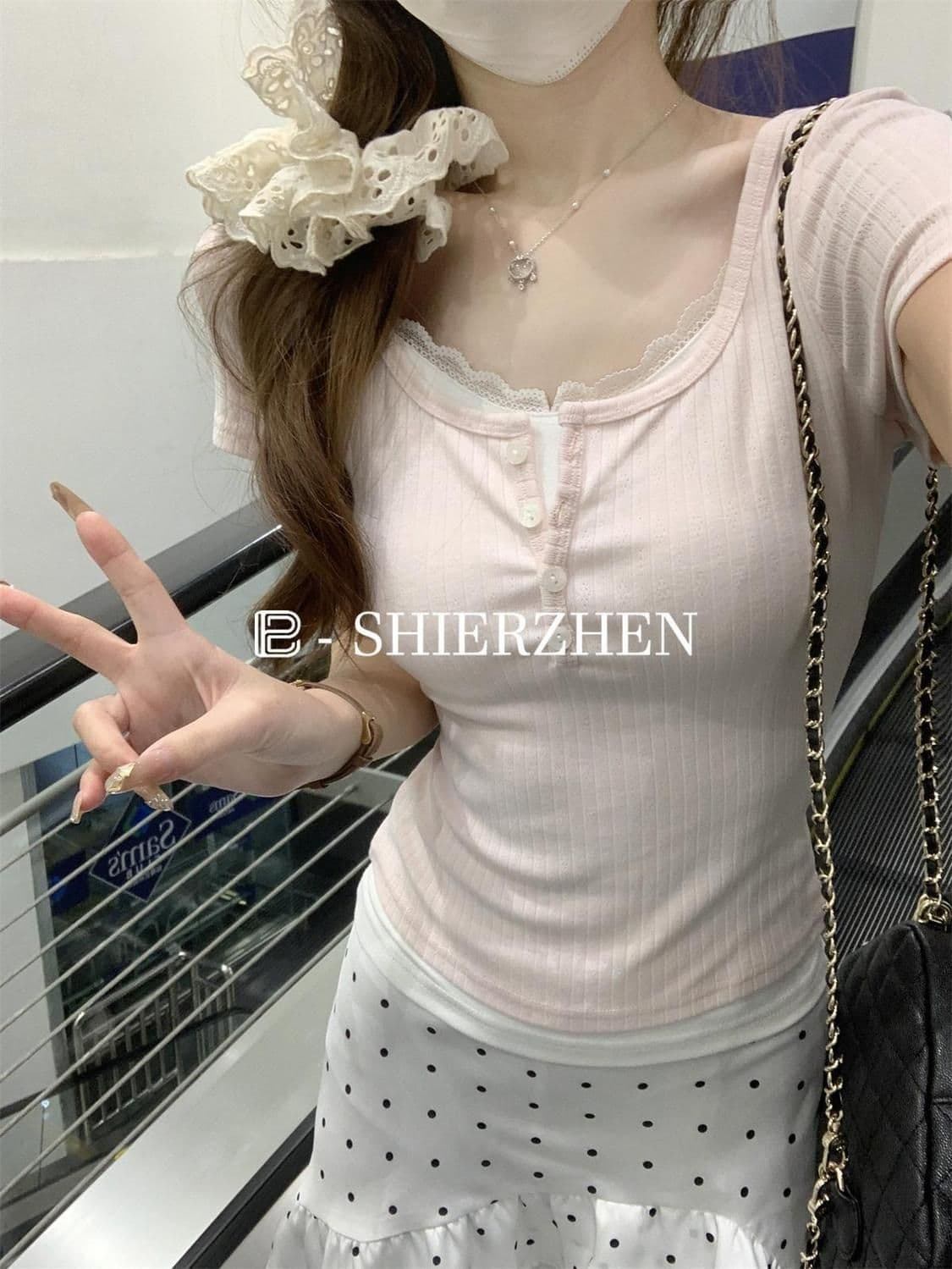 2026 년 여름 새로운 레이스 측면 꽃무늬 반팔 티셔츠 여성 페이크 레이어드 패치워크 순수한 욕망 바람 핫걸 몸매 가꾸기 쇼트 스타일 상세 이미지 8