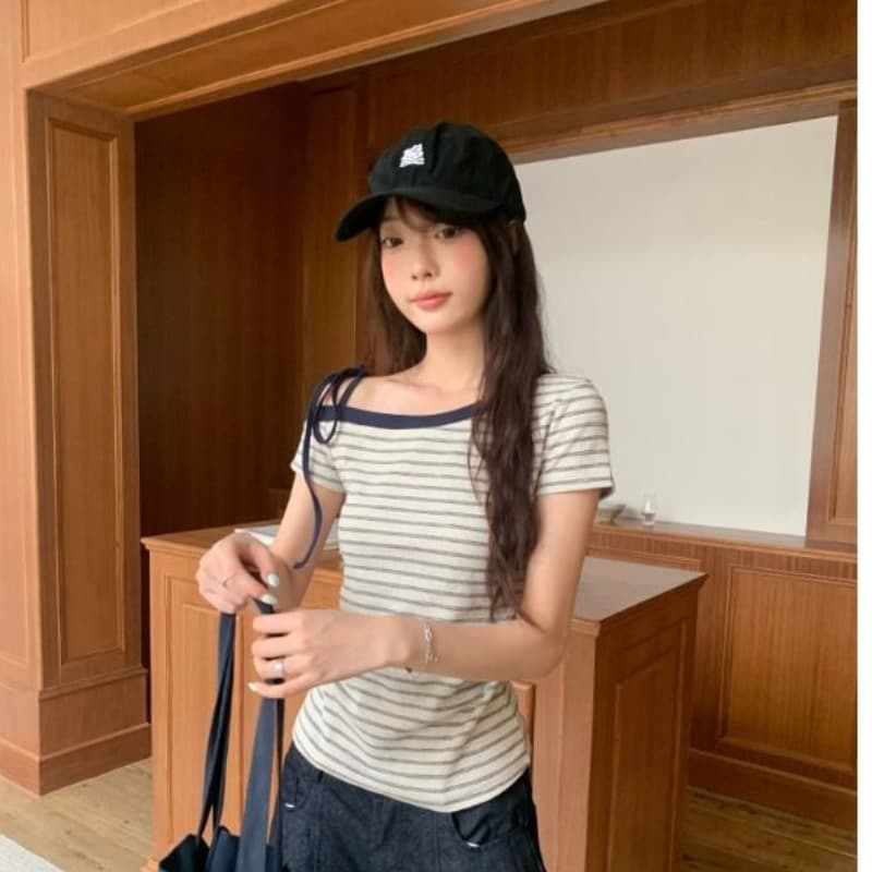 풍부한 서울 면 원본 컬러 짜임 기사 한 부서 스트라이프 비스듬한 어깨 반팔 티셔츠 여성 여름 느긋한 슬림해 보이는 오프숄더 맨위 이미지 4