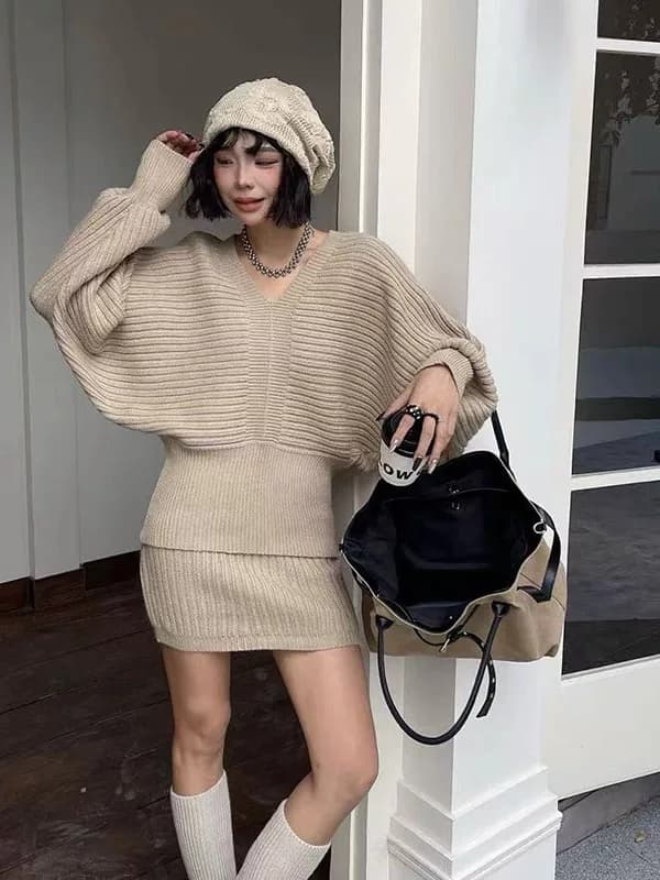부드러운 찹쌀 V넥 긴팔 풀오버 스웨터 여자 2026 가을과 겨울 한 부서 품격 슬림해 보이는 니트 맨위 반 스커트 세트 이미지 3