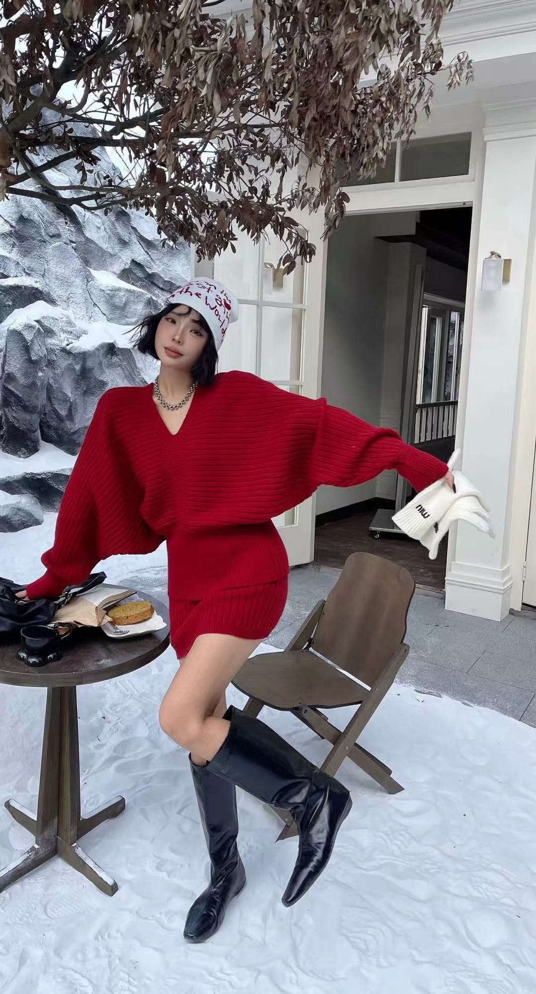 부드러운 찹쌀 V넥 긴팔 풀오버 스웨터 여자 2026 가을과 겨울 한 부서 품격 슬림해 보이는 니트 맨위 반 스커트 세트 상세 이미지 14