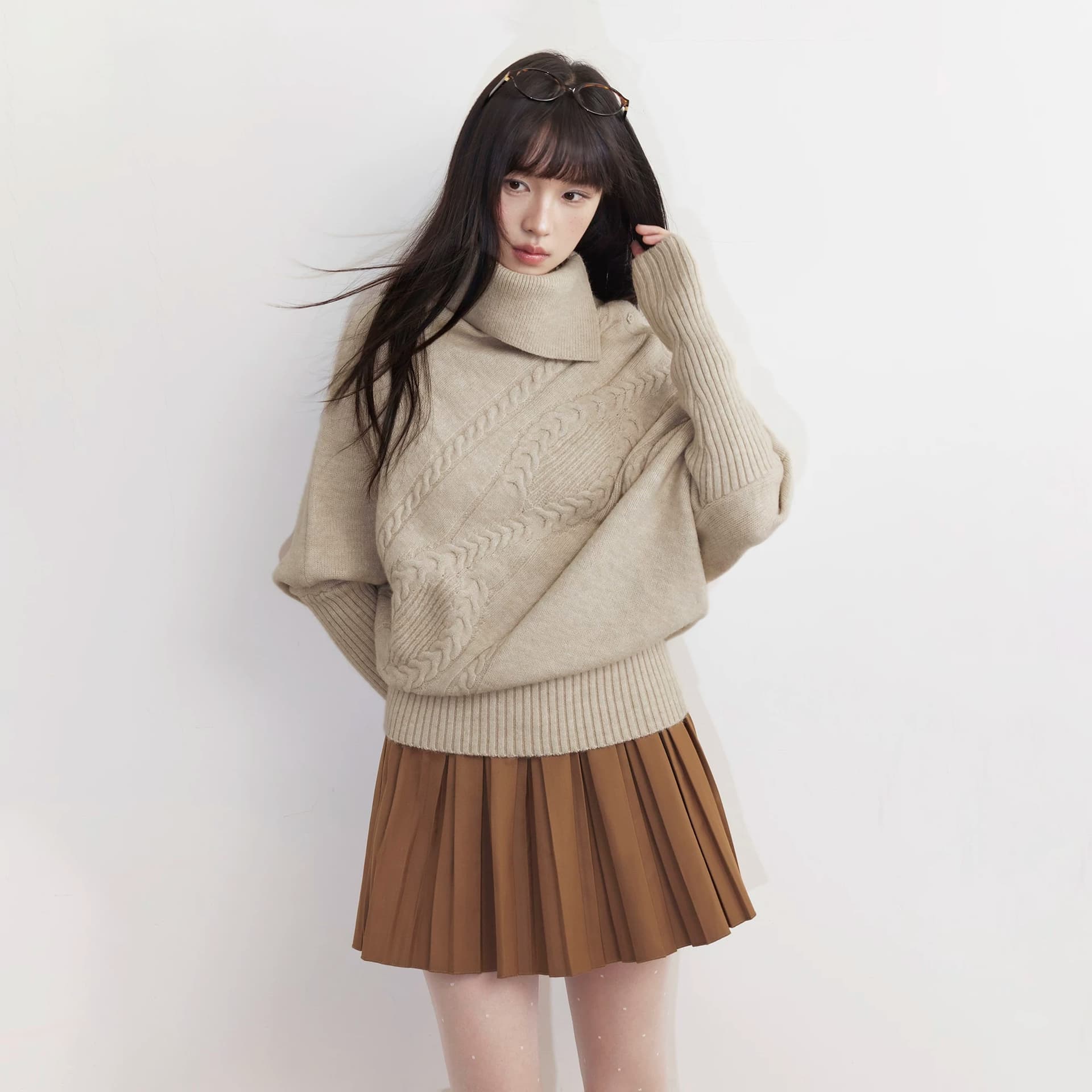 umoumo 우 버섯 베이지 색 트위스트 꽃 루즈핏 맨위 폐회 밑단 비대칭 폴로 칼라 색상 버클 망토 스웨터 이미지 3