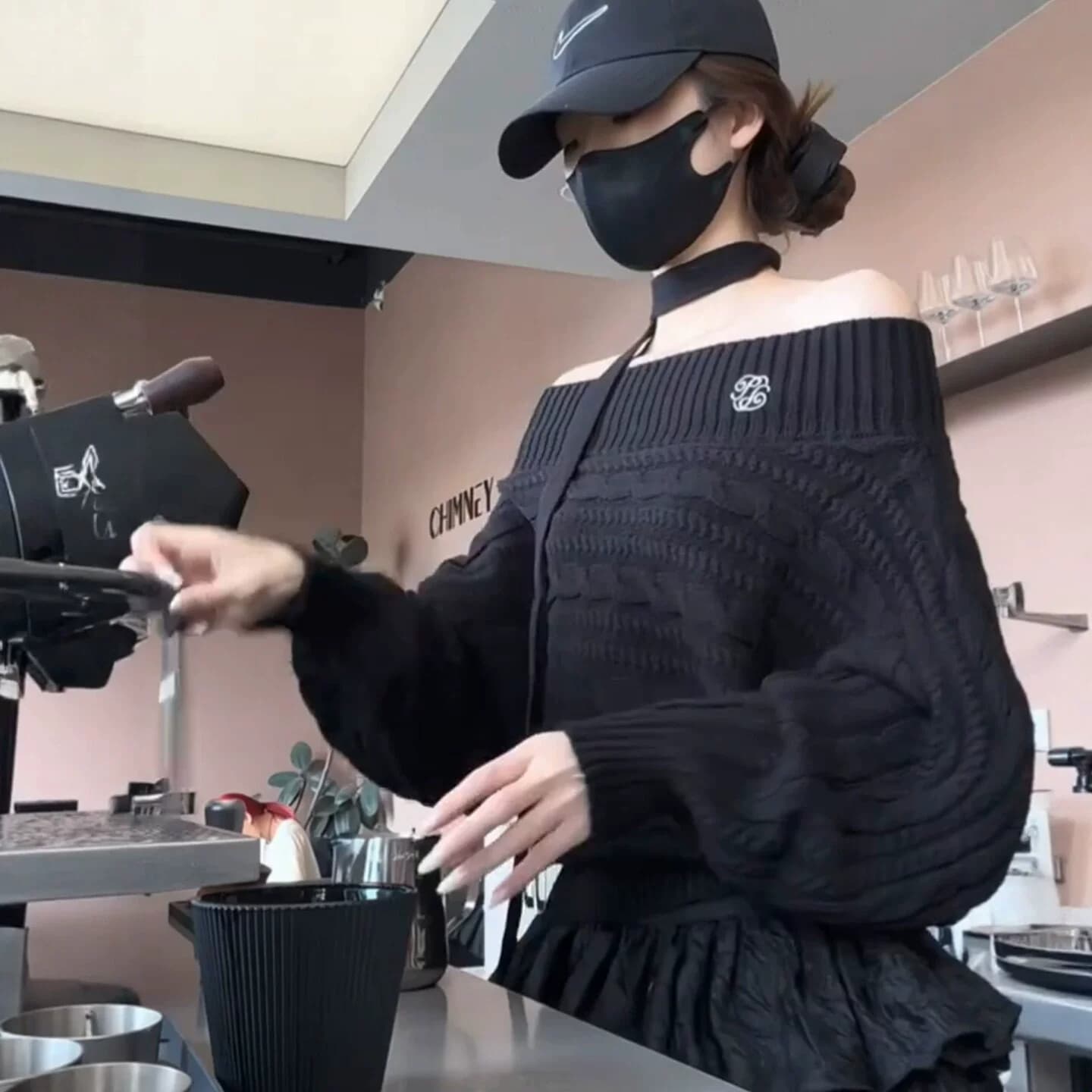 검정색 오프숄더 니트 스웨터 2026 가을 겨울 새로운 한 부서 착용 가져 가라. 부드러운 찹쌀 스웨터 오프숄더 핫걸 맨위 여성 의류