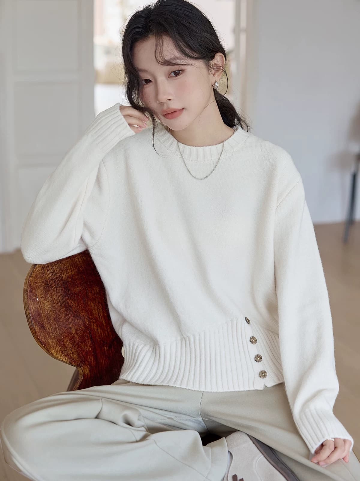 huixi 페인트 부서 살구 색상 라운드 넥 스웨터 여자 2026 가을 새로운 측면 단추 다용도 Chic 니트 스웨터 맨위 이미지 2