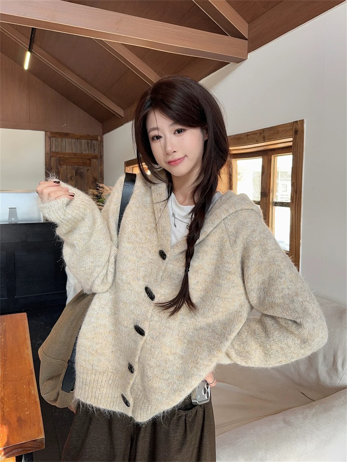 이른 가을 부드러운 찹쌀 루즈핏 후드 스웨터 여자 재킷 느긋한 보온 프로 피부 소뿔 버클 긴팔 니트 오픈 가디건 맨위
