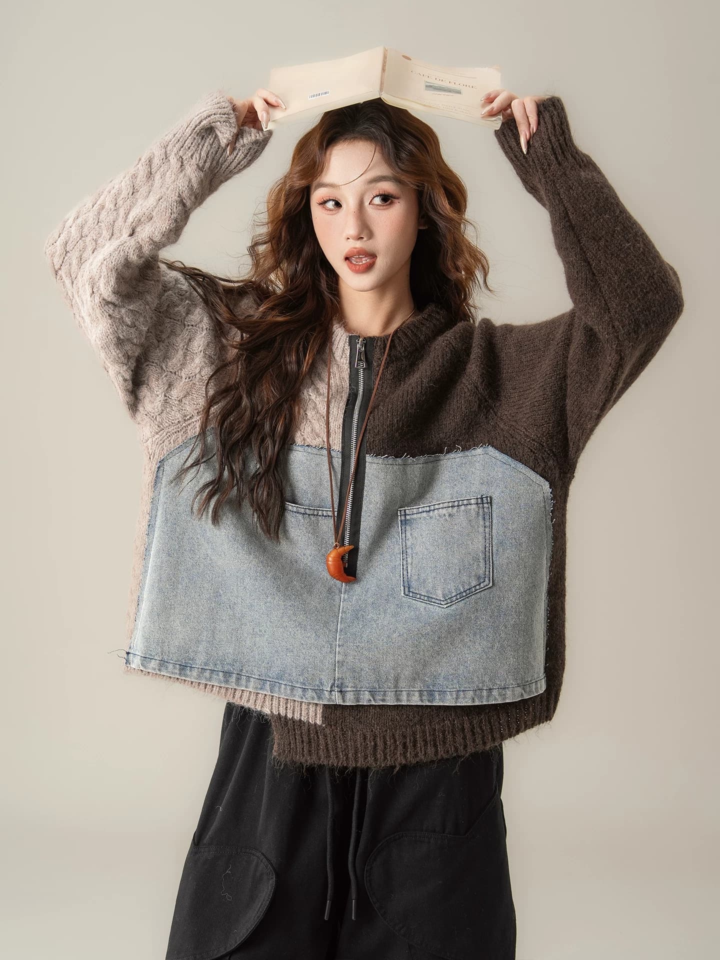 레트로 배색 데님 패치워크 스웨터 여자 2026 새로운 가을 겨울 느긋한 바람 디자인 센스 라운드 넥 풀오버 니트 스웨터 이미지 4