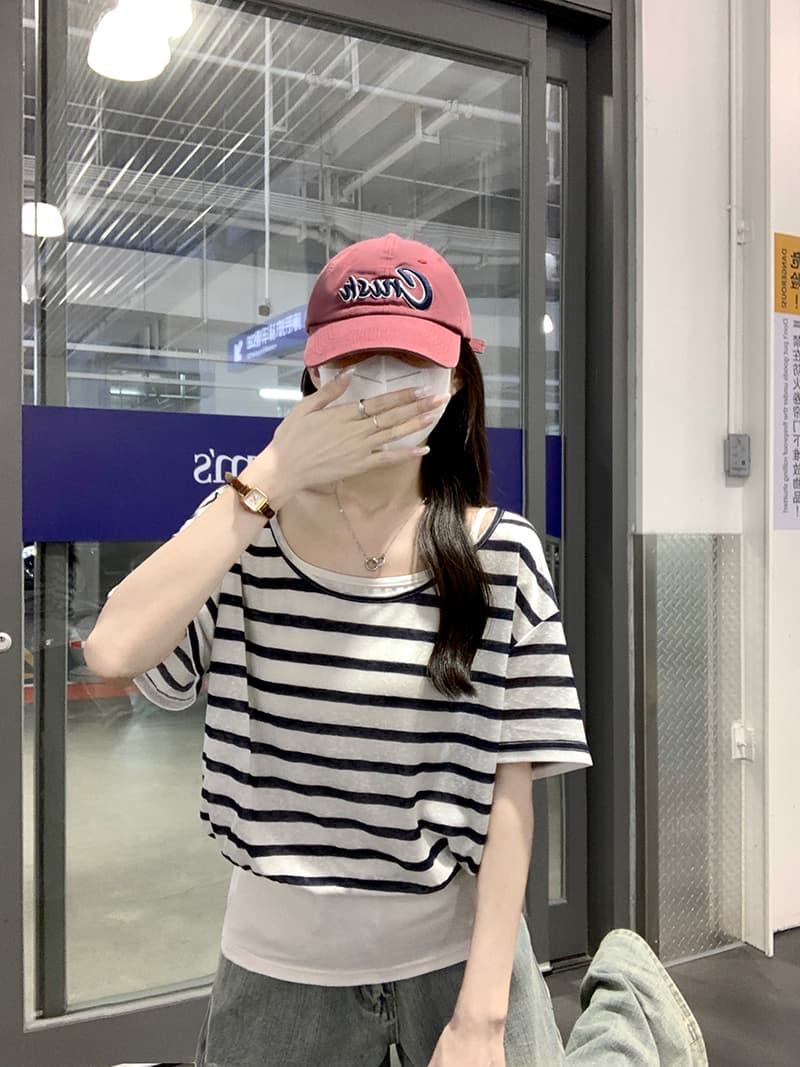 실사 반팔 티셔츠 여성 의류 여름 새로운 한 부서 작은 샤넬 스타일 페이크 레이어드 스트라이프 슬립 비스듬한 어깨 칼라 맨위 상세 이미지 7