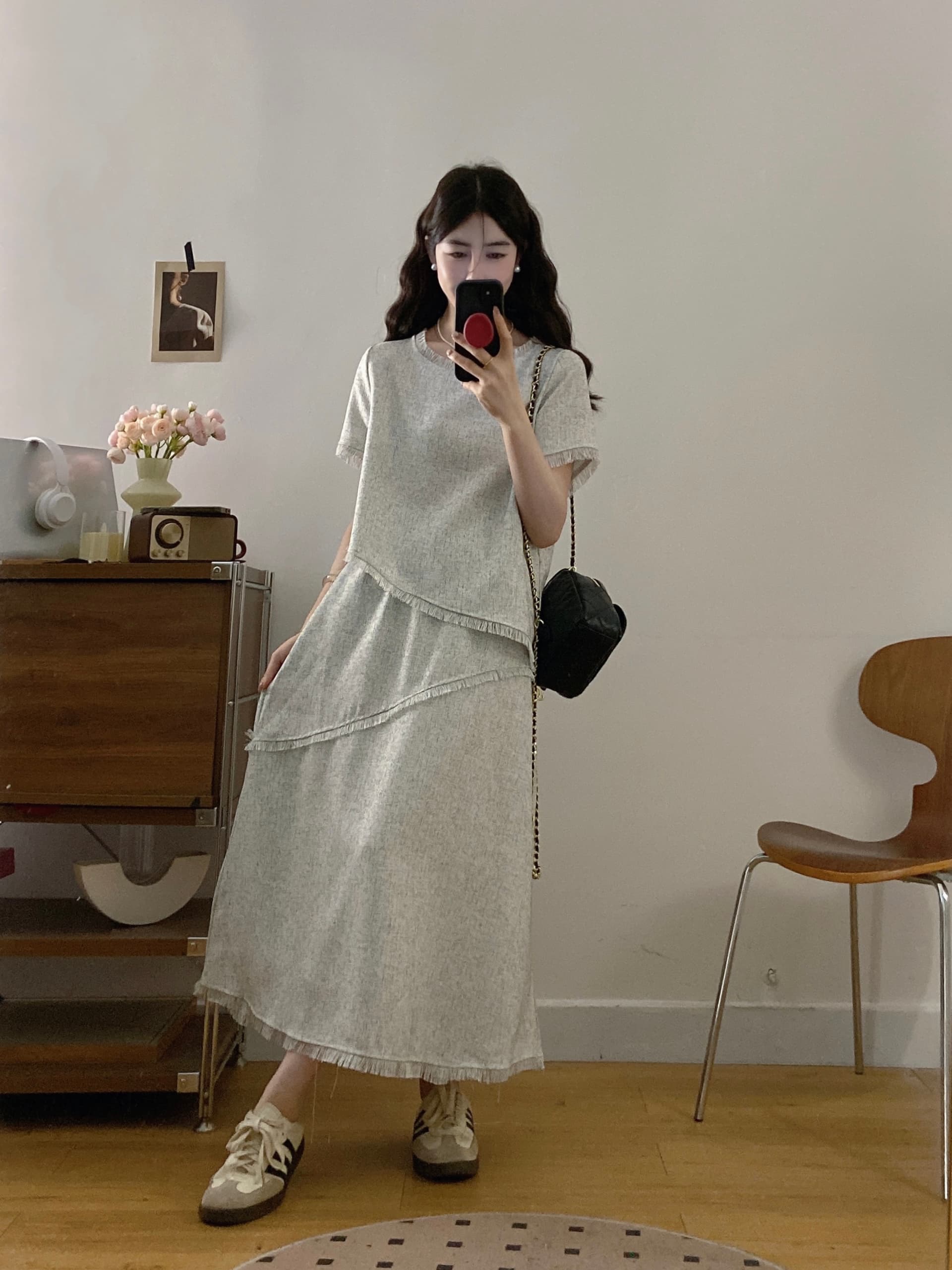 실사 빅 사이즈 여성 의류 2026 여름 새로운 고급 센스 라운드 넥 밝은 회색 색상 반팔 품격 술 치마 세트 상세 이미지 5