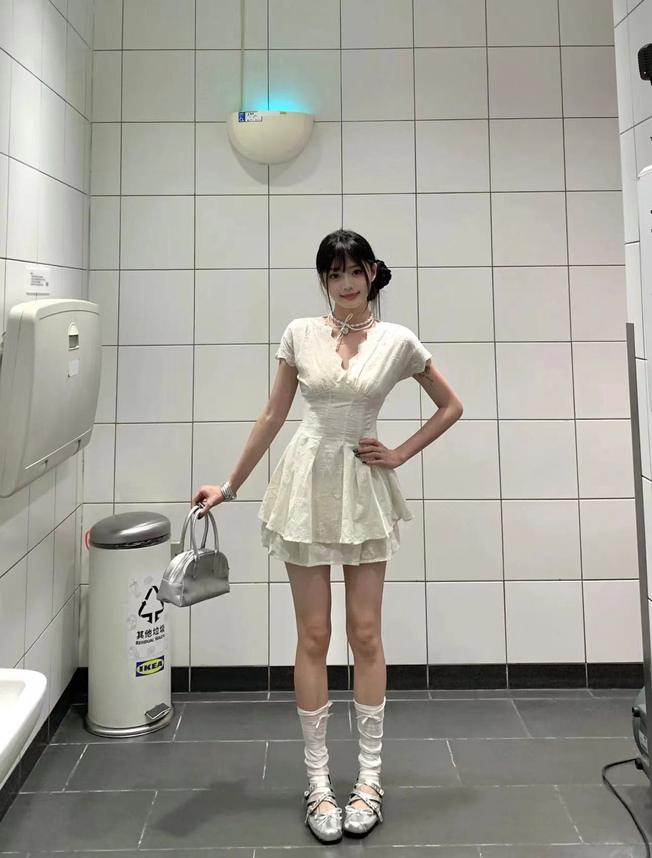 실사 정가 하얀 달빛 부드러운 품격 천 골드 허리 수축 슬림해 보이는 V넥 반팔 드레스 이미지 3