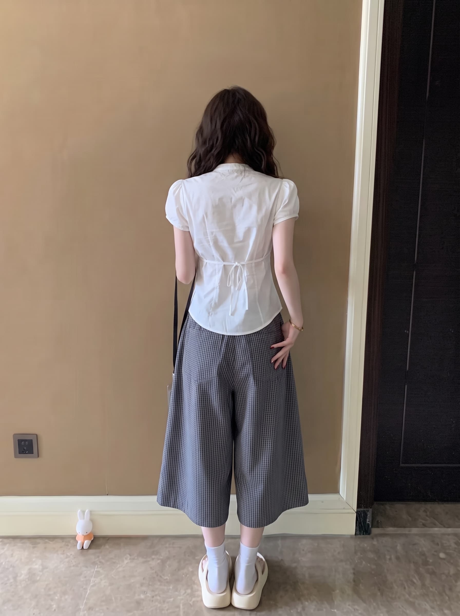 실사 정가 레이스 V넥 단추 슬림해 보이는 허리 수축 셔츠 화이트 반팔 미니멀리즘 맨위 여성 여름 상세 이미지 8