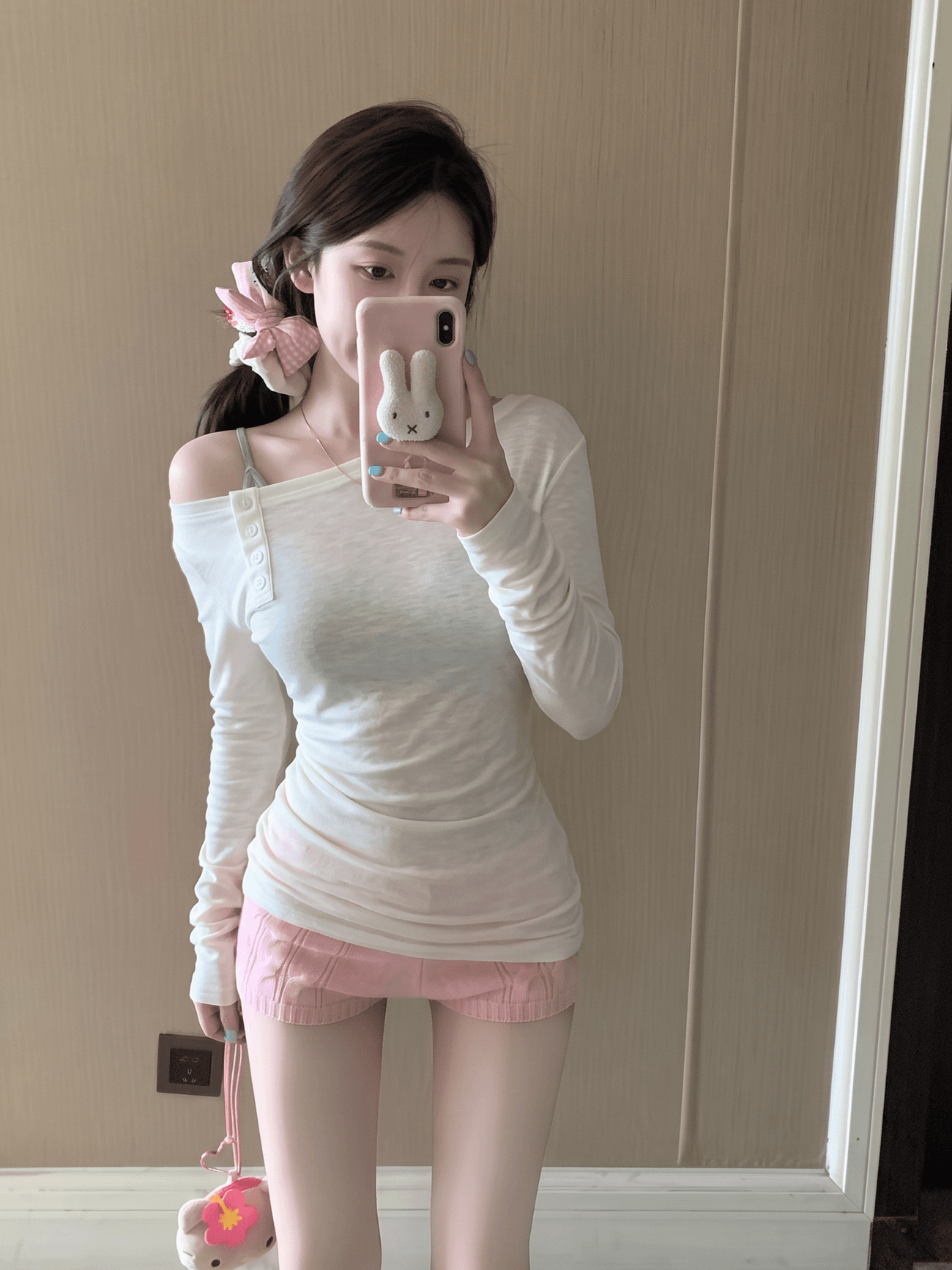 실사 정가 한 여성 산소 세트 그룹 라이 경기 서울 비스듬한 어깨 티셔츠 회색 슬립 인사이드 가져 가라. 이른 가을 부드러운 맨위 이미지 4