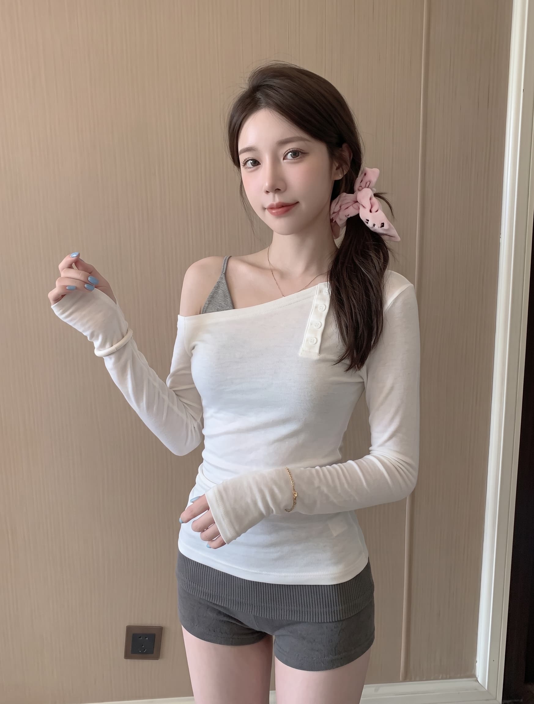 실사 정가 한 여성 산소 세트 그룹 라이 경기 서울 비스듬한 어깨 티셔츠 회색 슬립 인사이드 가져 가라. 이른 가을 부드러운 맨위 이미지 2
