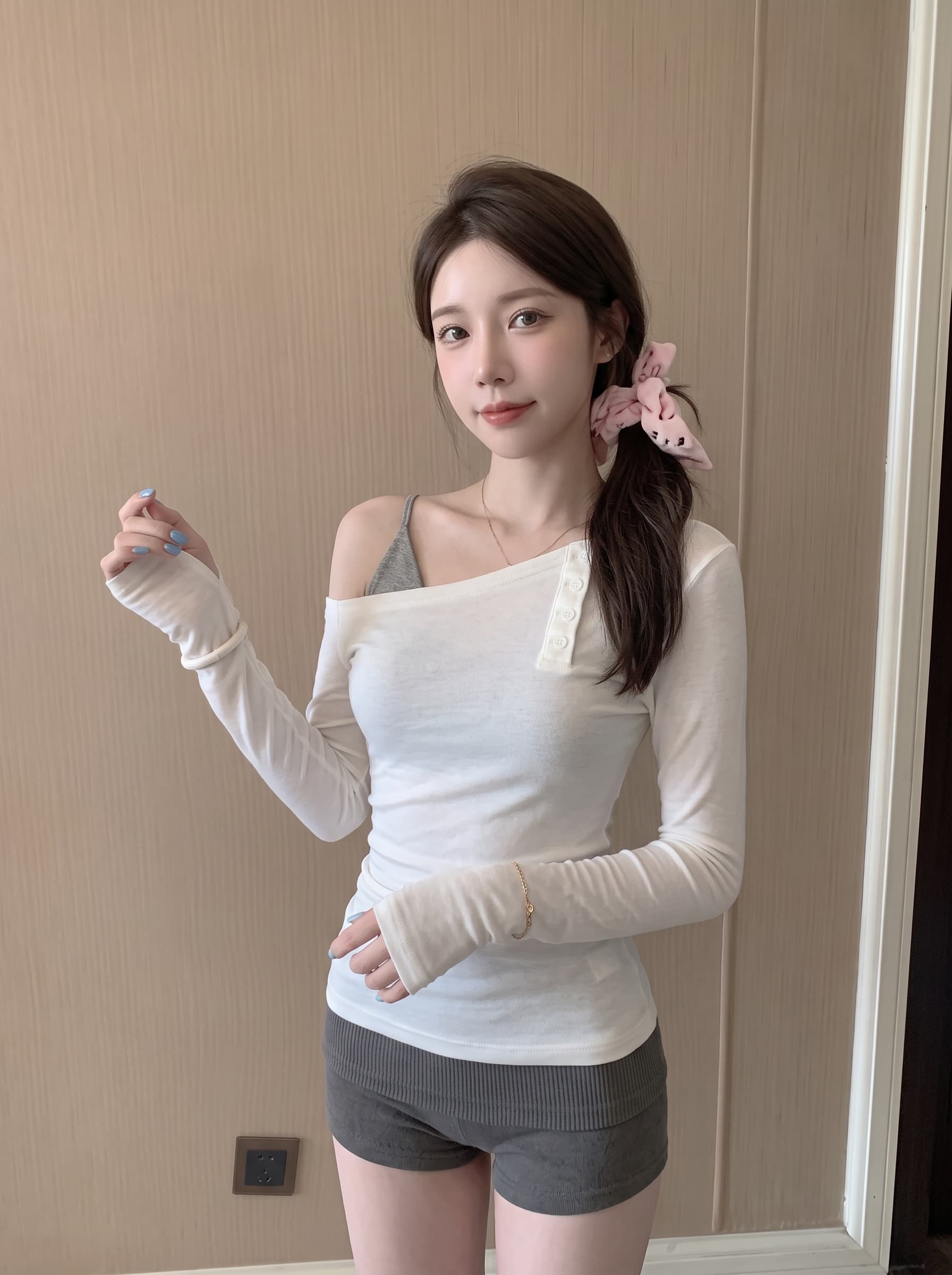 실사 정가 한 여성 산소 세트 그룹 라이 경기 서울 비스듬한 어깨 티셔츠 회색 슬립 인사이드 가져 가라. 이른 가을 부드러운 맨위 상세 이미지 5