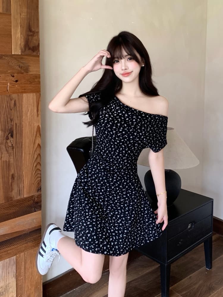 실사 여름 새로운 기타 착용 드레스 지방 mm 오프숄더 미니 스커트 슬림해 보이는 검정색 꽃무늬 치마