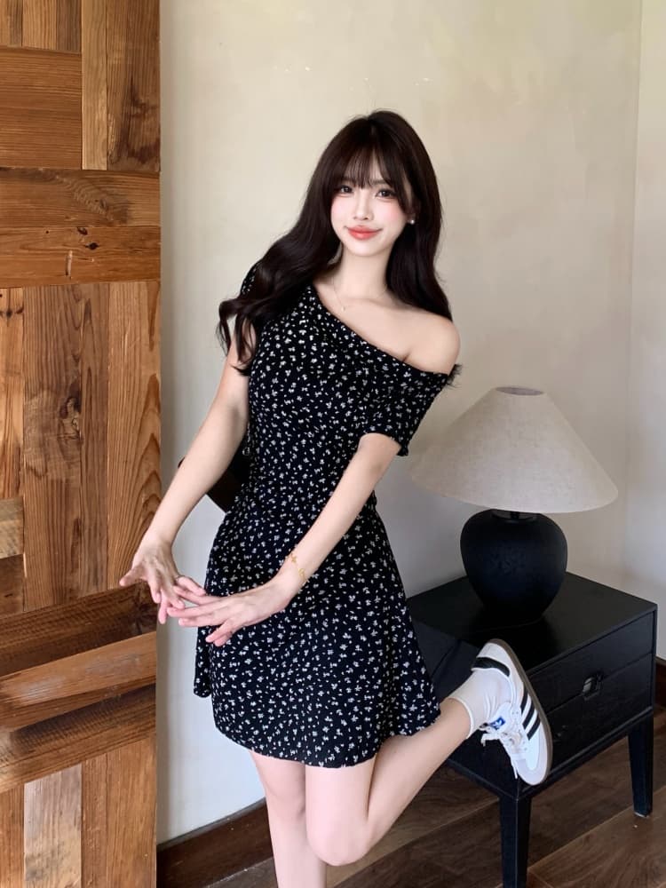 실사 여름 새로운 기타 착용 드레스 지방 mm 오프숄더 미니 스커트 슬림해 보이는 검정색 꽃무늬 치마 이미지 2
