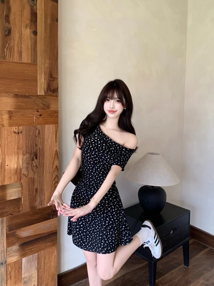 실사 여름 새로운 기타 착용 드레스 지방 mm 오프숄더 미니 스커트 슬림해 보이는 검정색 꽃무늬 치마 상세 이미지 3