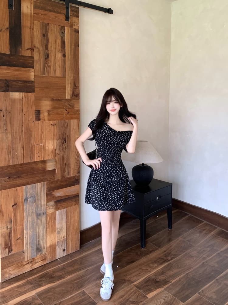 실사 여름 새로운 기타 착용 드레스 지방 mm 오프숄더 미니 스커트 슬림해 보이는 검정색 꽃무늬 치마 상세 이미지 6